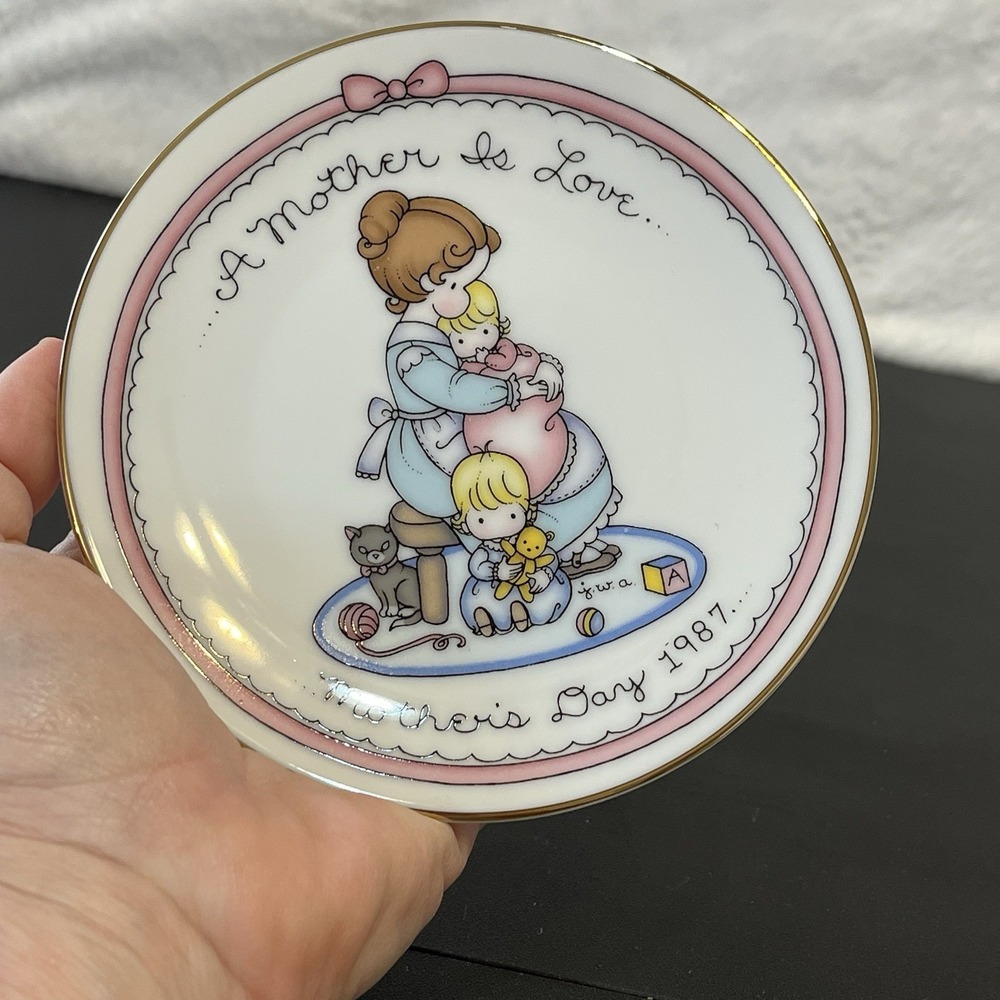 A MOTHER IS LOVE Avon Precious Mother's Day Plate 1987 Japan Gold Trim 5"